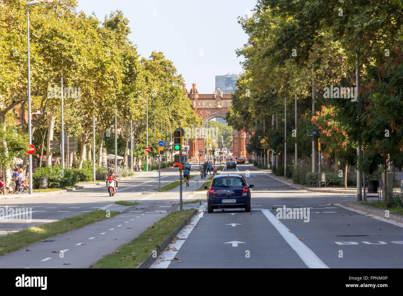 En regardant vers l'Arc de Tromf et parc de la Ciutadella, dans le Passeig de Lluis Companys de Barcelone Banque D'Images