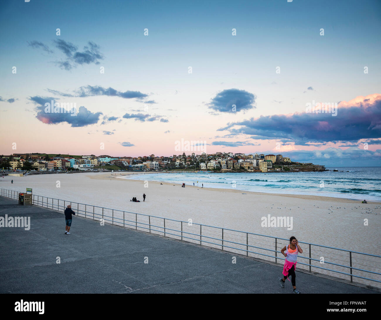 Vue de la célèbre plage de Bondi à Sydney en Australie au coucher du soleil Banque D'Images