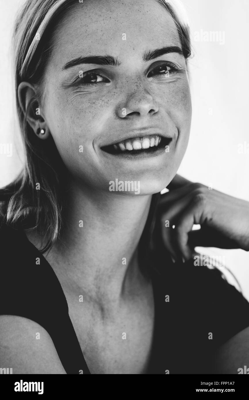 Young woman smiling at the camera, Banque D'Images