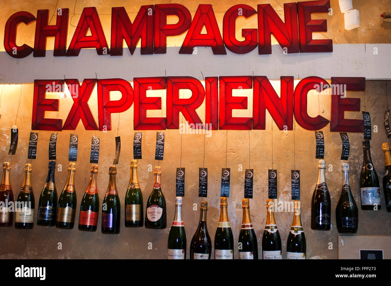 Expérience Champagne restaurant, Bruxelles, Belgique. En Belgique, ils ont commencé à proliférer fenêtres offrant une desgustar le bes Banque D'Images