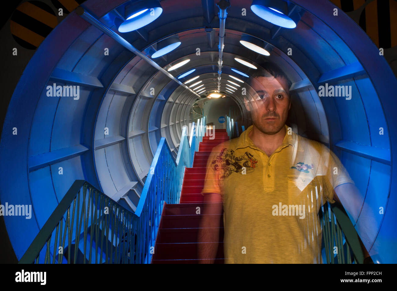 L'intérieur du et tubes de l'Atomium. L'Atomium monument conçu par André Waterkeyn, Bruxelles, Belgique, Europe. L'un Banque D'Images