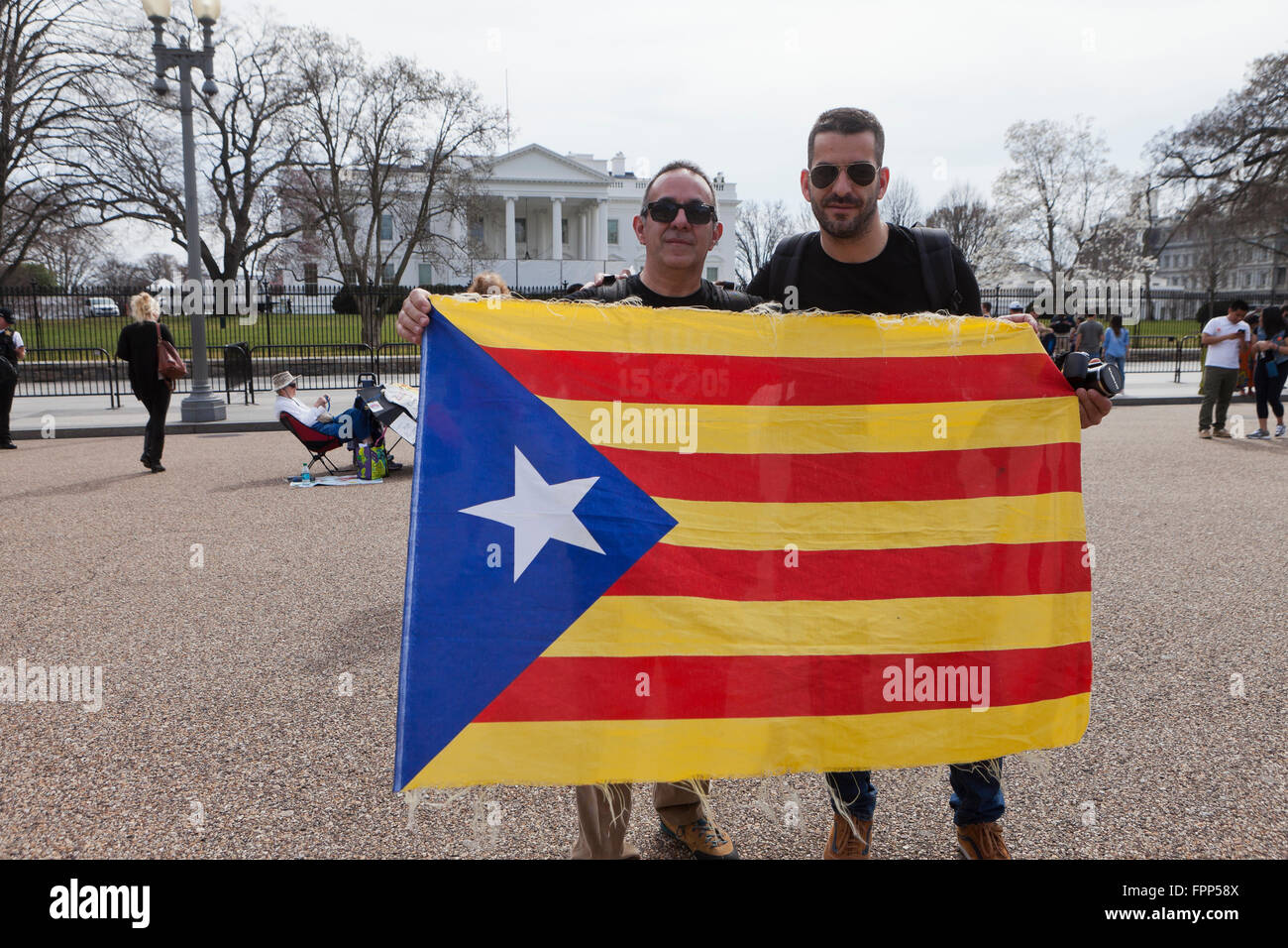 Les hommes tiennent un drapeau catalan Catalogne (drapeau) en face de la Maison Blanche - Washington, DC USA Banque D'Images