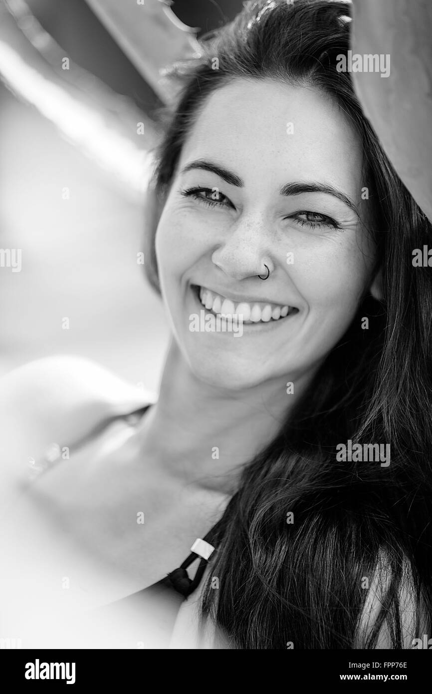 Woman smiling at camera, portrait, b/w, Banque D'Images