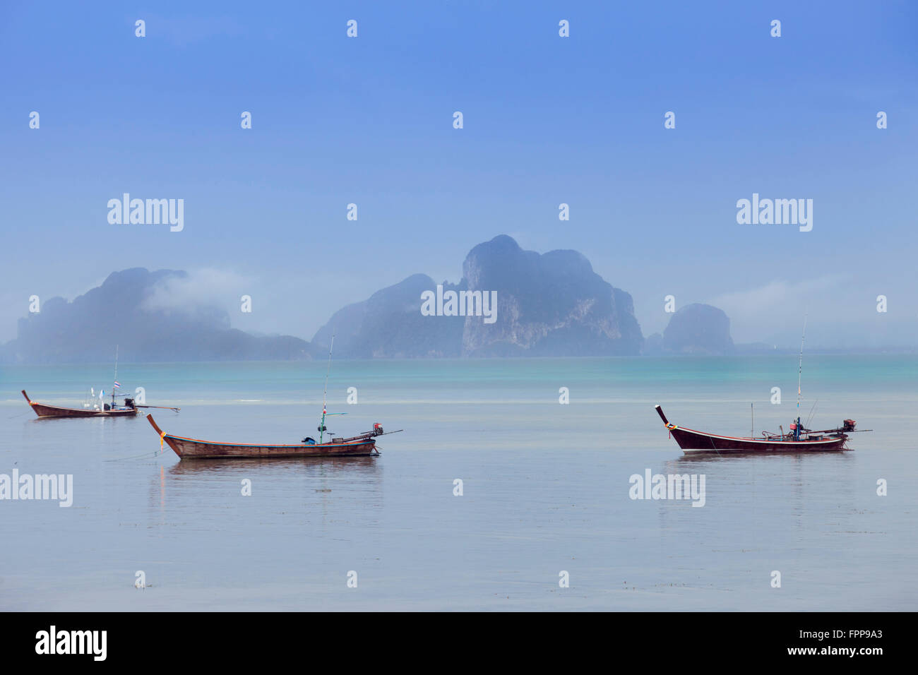 La province de Trang, Ko Muk, bateaux amarrés à longue queue dans la mer d'Andaman, îles calcaires Banque D'Images