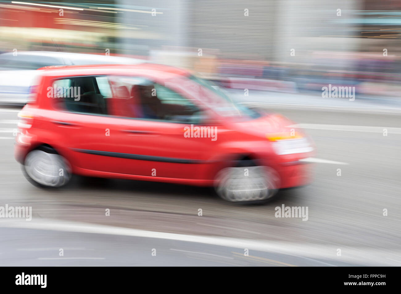 Voiture dans le motion blur, la conduite rapide en ville Banque D'Images