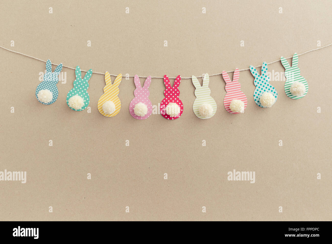 Lapin de Pâques Bannière. Cute bunny de formes avec la laine pom pom tails. Banque D'Images