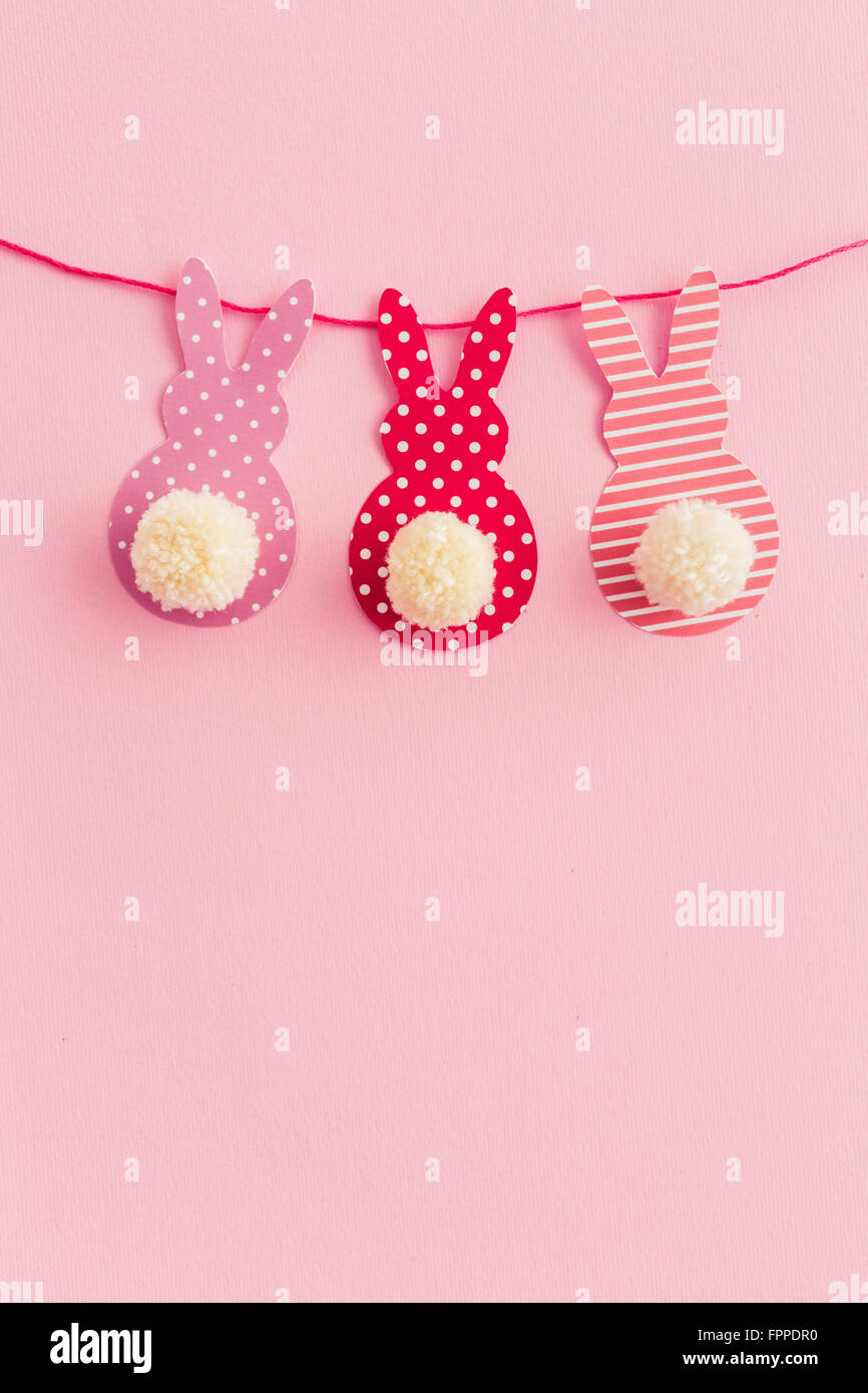 Lapin de Pâques Bannière. Cute bunny de formes avec la laine pom pom tails. Banque D'Images