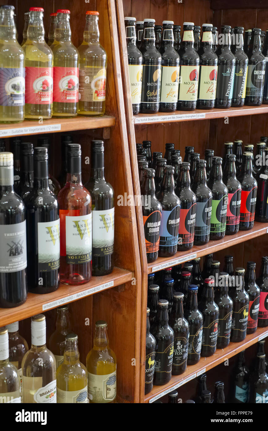 Sélection de Norfolk brassées localement les vins et bières dans Farm Shop Banque D'Images