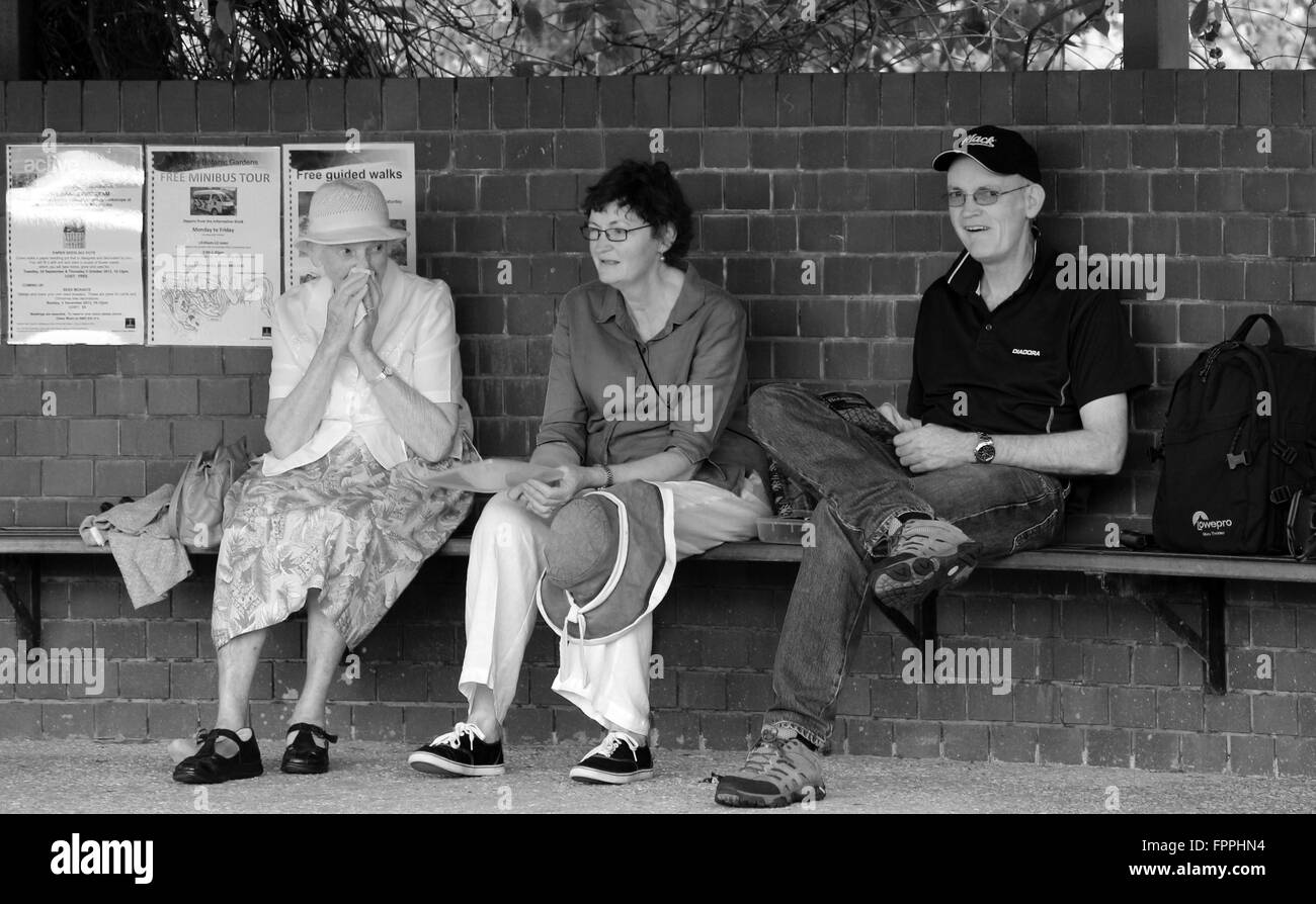 Attendez un bus famille Brisbane, Queensland, Australie Banque D'Images