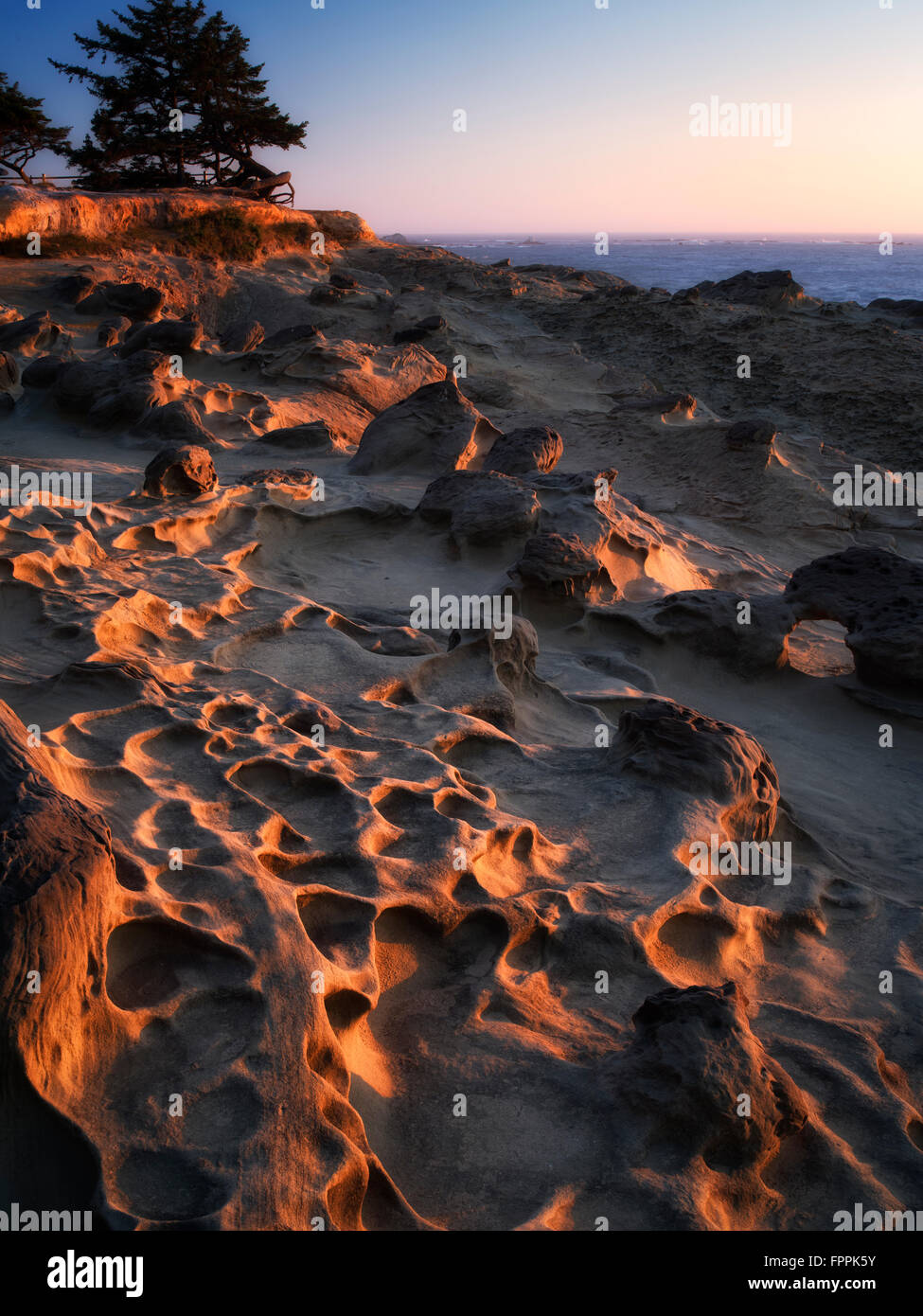 Des formations de roche de grès et coucher de soleil à Shore Acres State Park, New York Banque D'Images