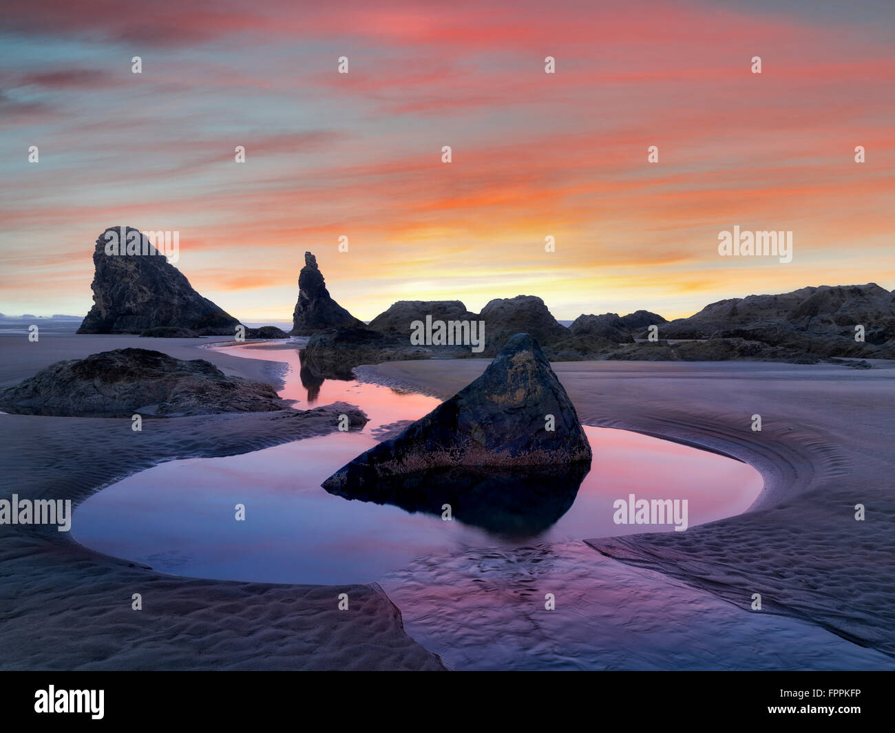 Marée basse, des piscines et seastacks reflétant le lever du soleil. Plage de Bandon. Oregon Banque D'Images