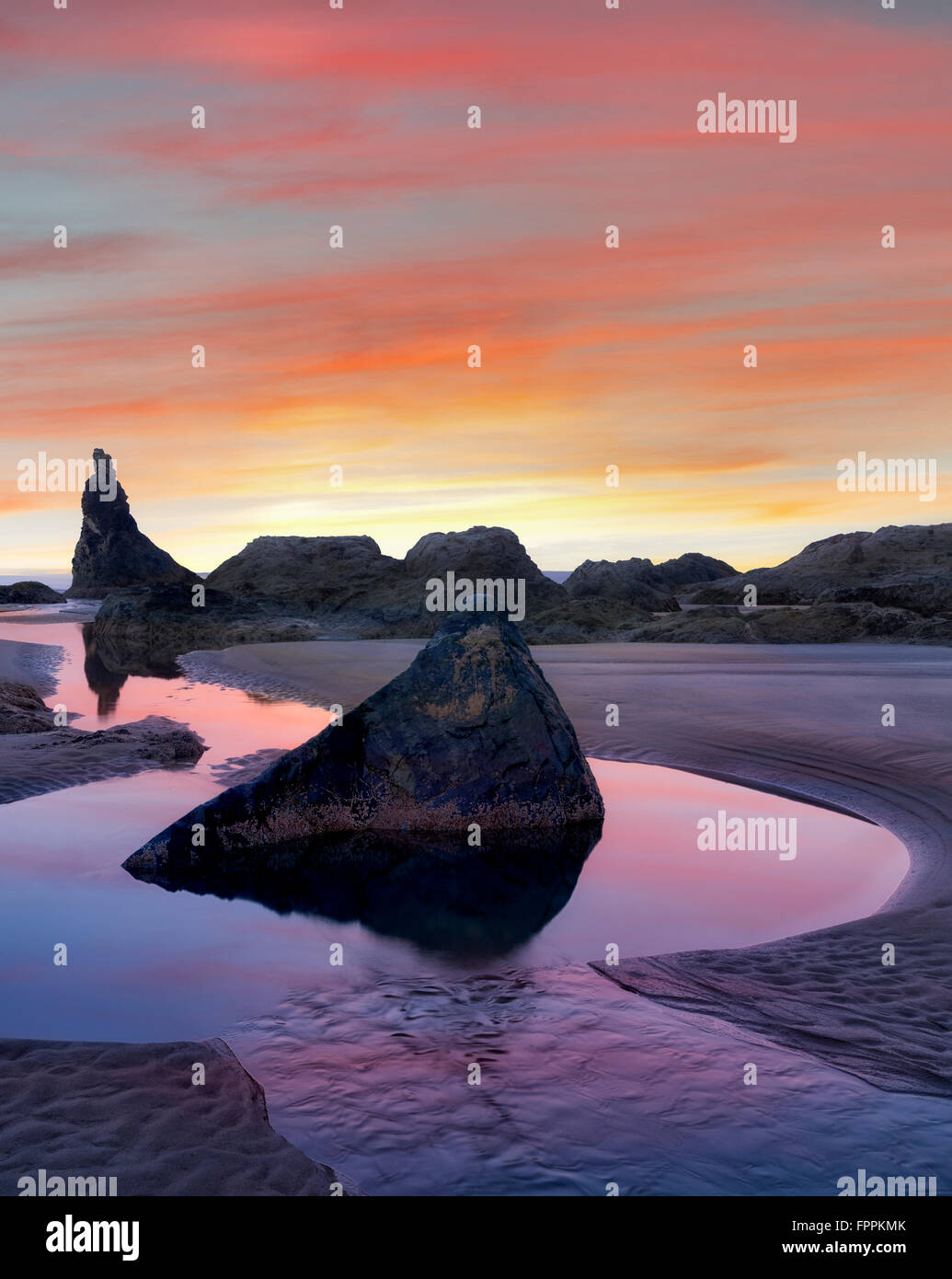 Marée basse, des piscines et seastacks reflétant le lever du soleil. Plage de Bandon. Oregon Banque D'Images