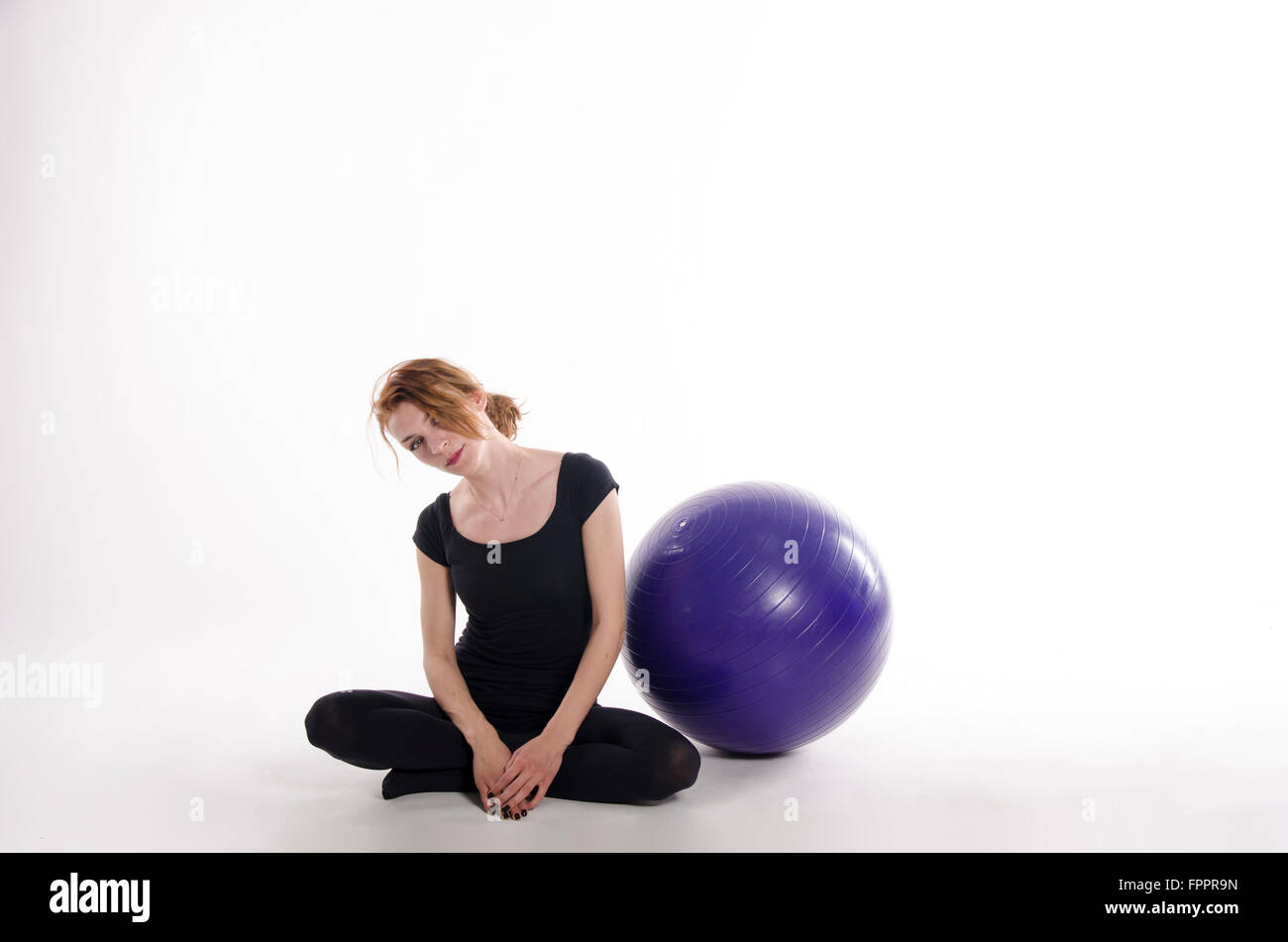 Femme avec ballon pilates. Banque D'Images