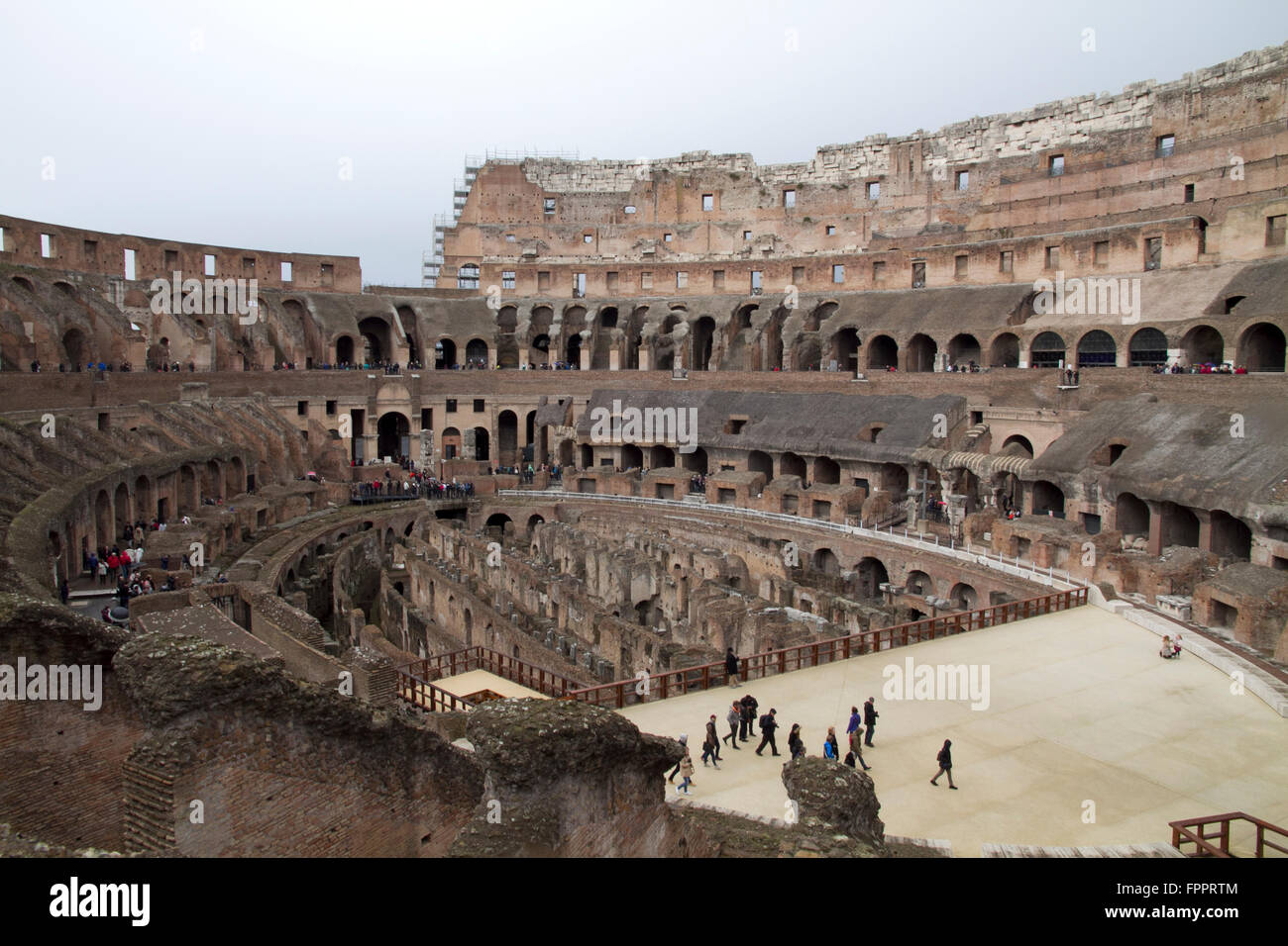 Colisée de Rome de l'intérieur, les touristes visitant les monuments historiques de l'antiquité en hiver Banque D'Images