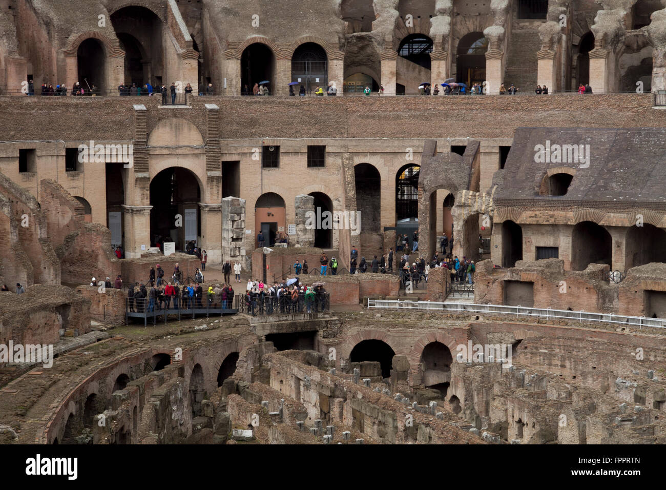 Colisée de Rome de l'intérieur, les touristes visitant les monuments historiques de l'antiquité en hiver Banque D'Images