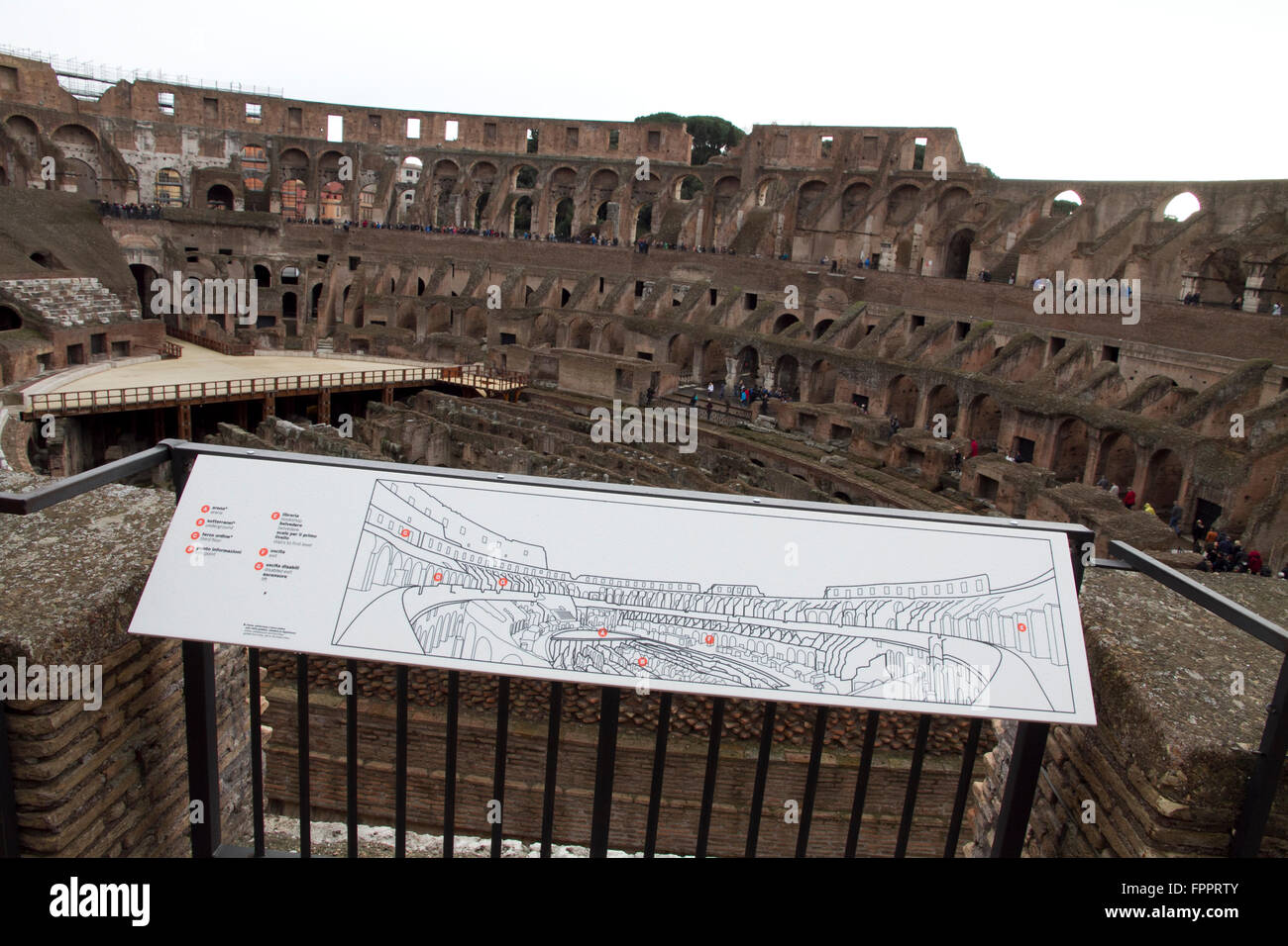 Colisée de Rome de l'intérieur, les touristes visitant les monuments historiques de l'antiquité en hiver Banque D'Images