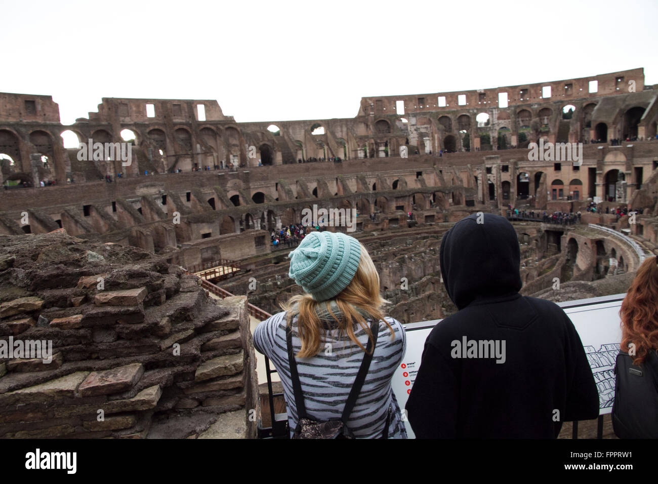 Colisée de Rome de l'intérieur, les touristes visitant les monuments historiques de l'antiquité en hiver Banque D'Images