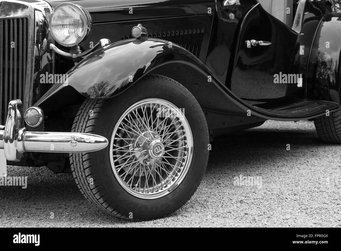 Image en noir et blanc d'une voiture ancienne Banque D'Images