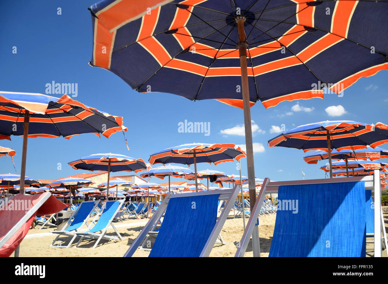 Parasols et chaises sur très belle plage de Marina di Pisa, Toscane en Italie Banque D'Images