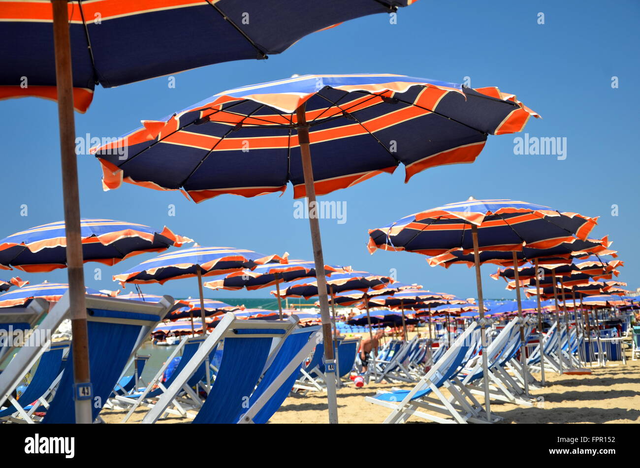 Parasols et chaises sur très belle plage de Marina di Pisa, Toscane en Italie Banque D'Images