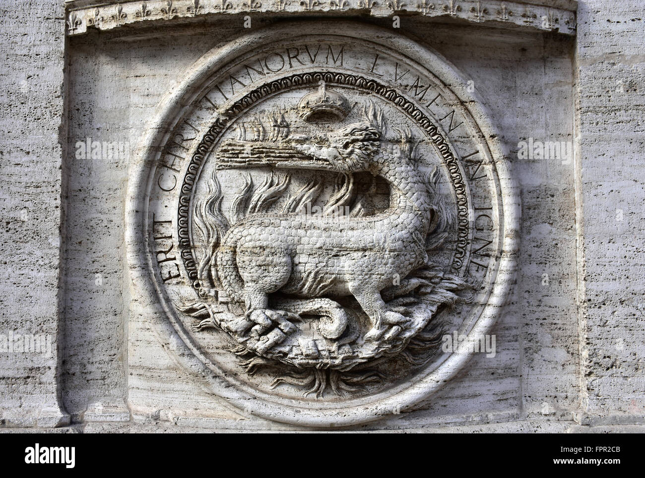 Emblème la salamandre de François Ier roi de France sur Saint Luis de la façade en marbre Français (16e siècle), à Rome Banque D'Images