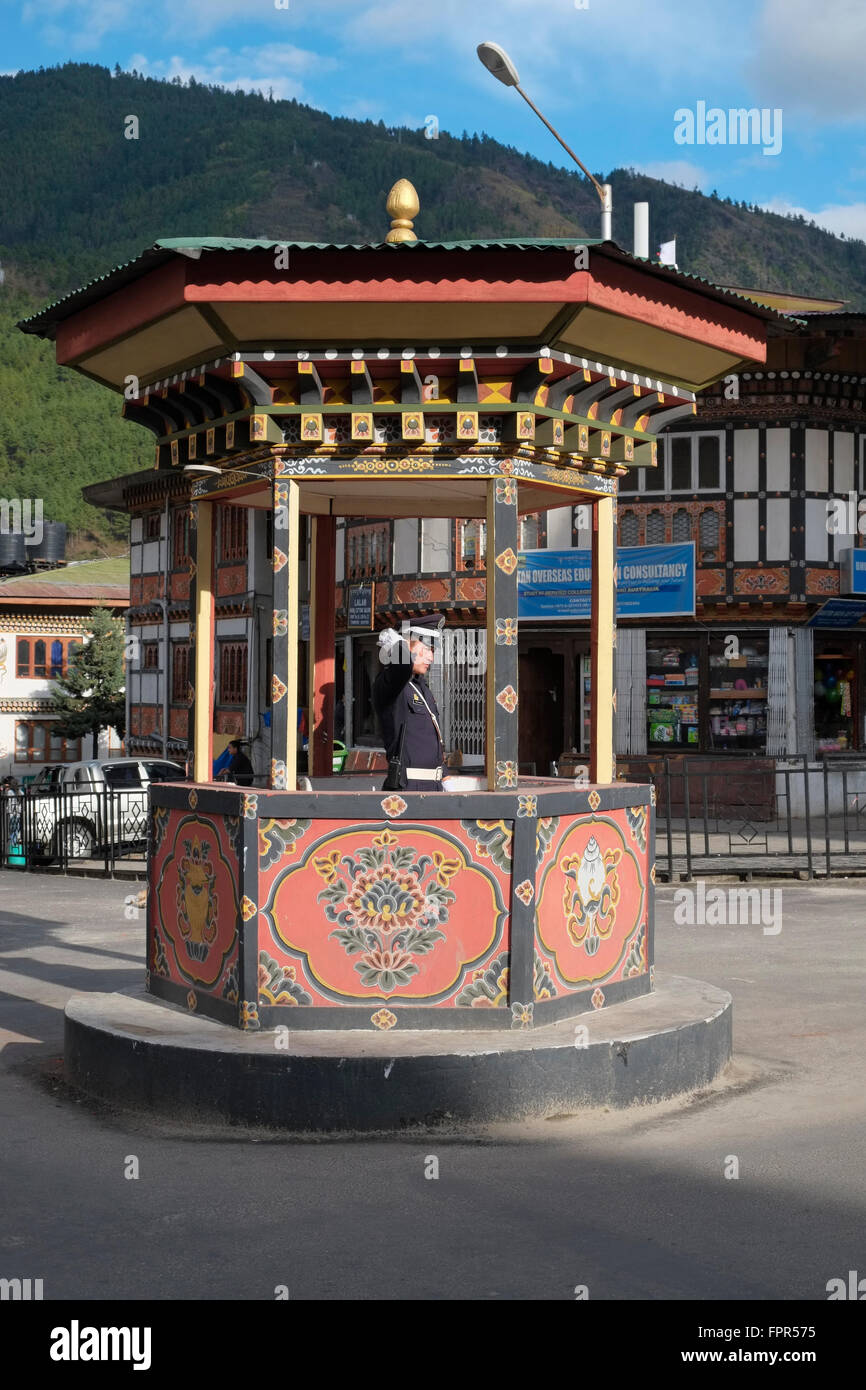 Policier diriger la circulation sur la rue principale (Norzin Lam), Thimphu, Bhoutan. Banque D'Images