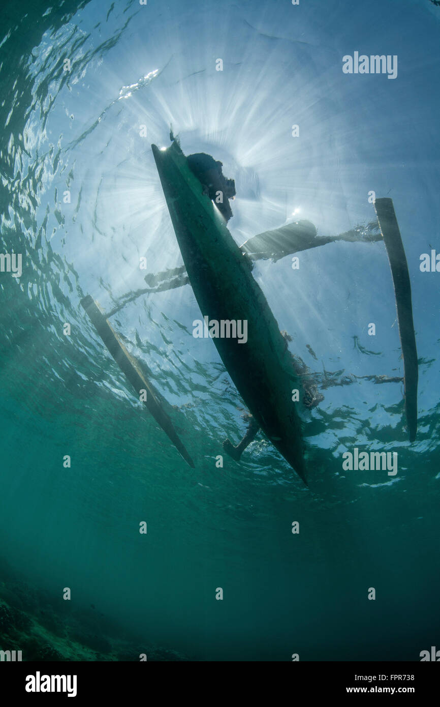 Un pêcheur utilise un balancier en bois près d'une île éloignée de l'Indonésie. Cette région tropicale, dans le Triangle de Corail, est accueil Banque D'Images