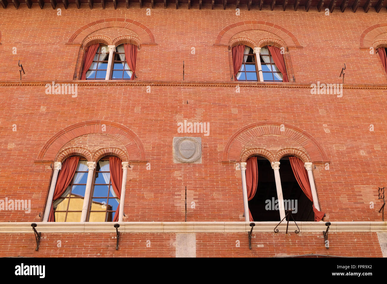 Windows dans un mur de brique rouge à Pise, en Italie, le 06 juin, 2015 Banque D'Images
