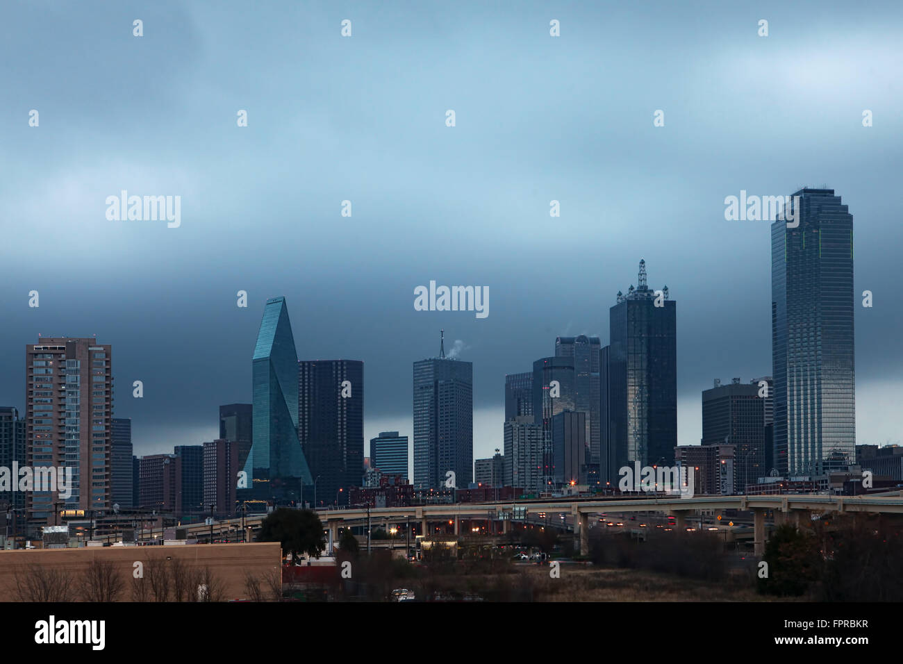 Le Dallas, Texas skyline at Dusk Banque D'Images