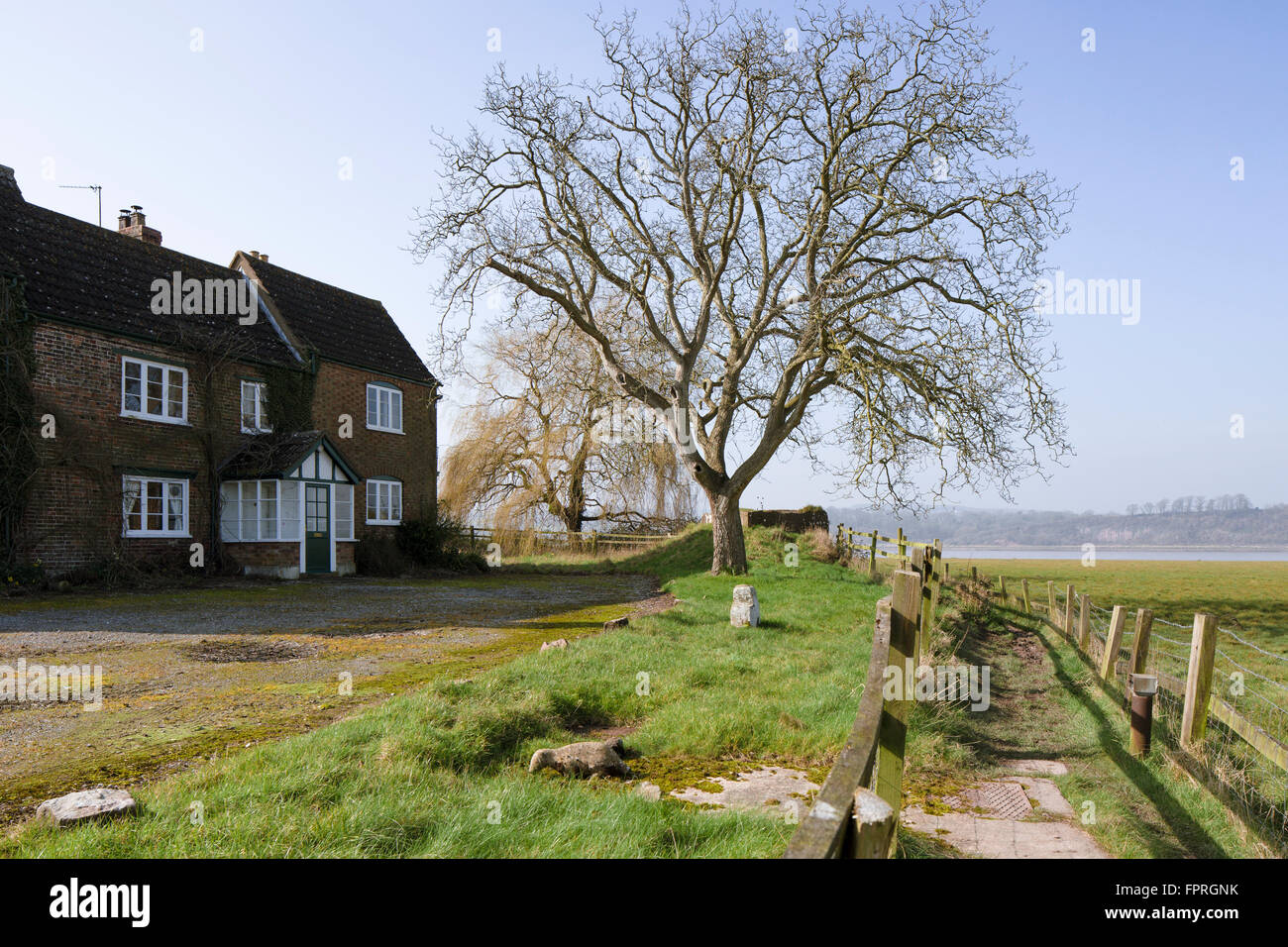 Le Berkeley, un pub historique dans un bâtiment vernaculaire, à Purton, South Gloucestershire, près de la rivière Severn. Banque D'Images