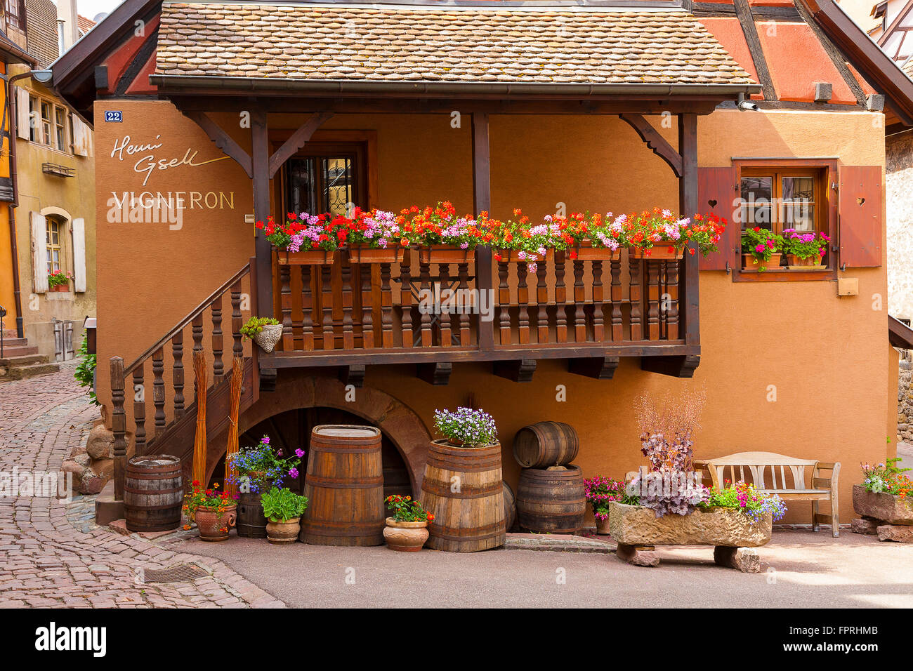 Maison à colombages typique d'Eguisheim le long de la route des vins d'Alsace, France. Banque D'Images