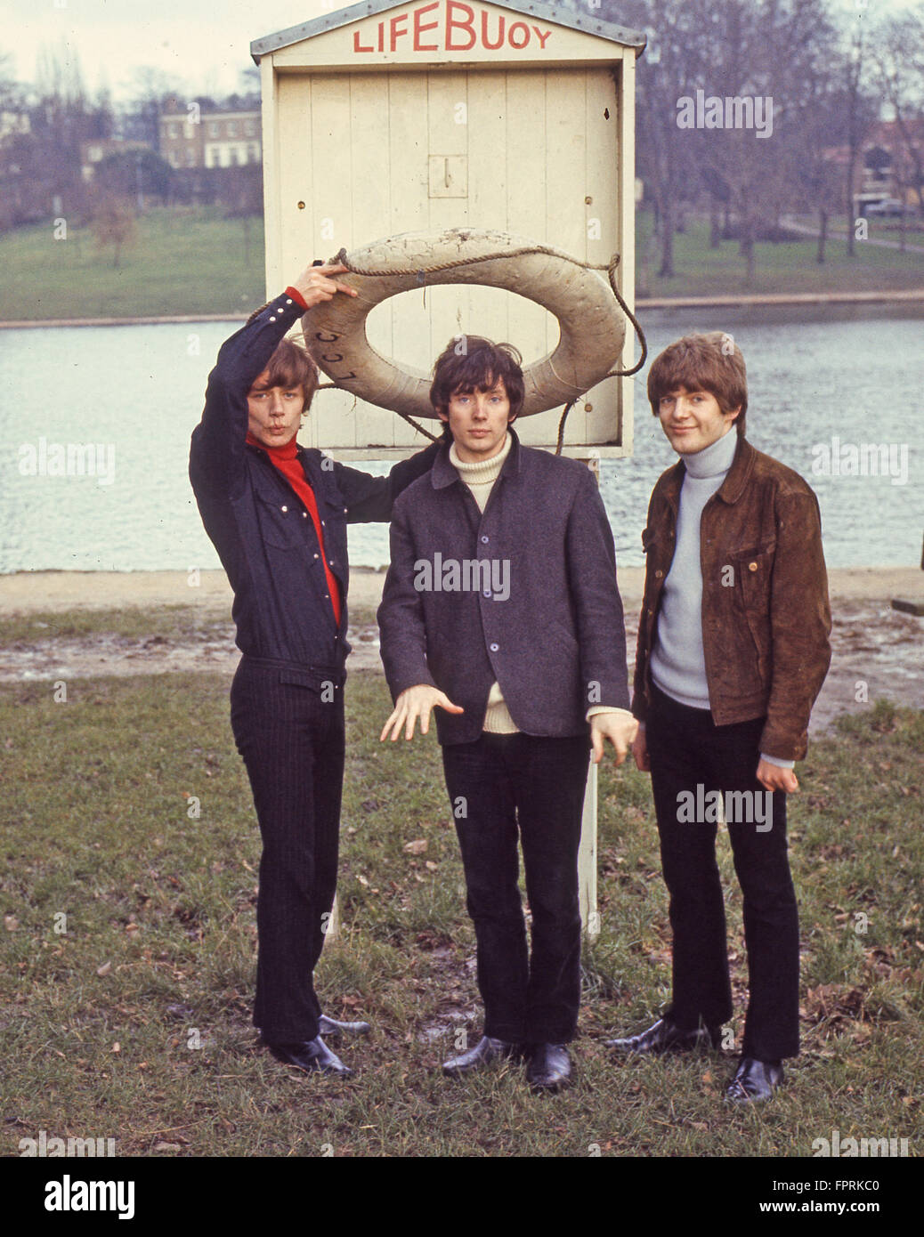 PADDY, Klaus & GIBSON trio pop anglo-allemand en 1966. De gauche à droite : Klaus Voorman, Paddy, Gibson Kemp Banque D'Images