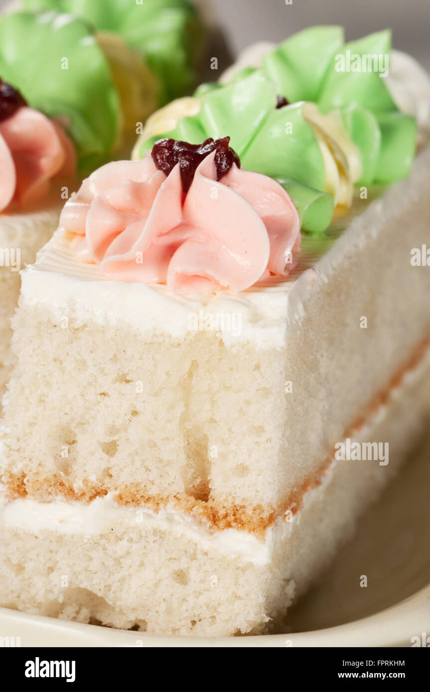 Angel cake aux fleurs crème, Close up Banque D'Images