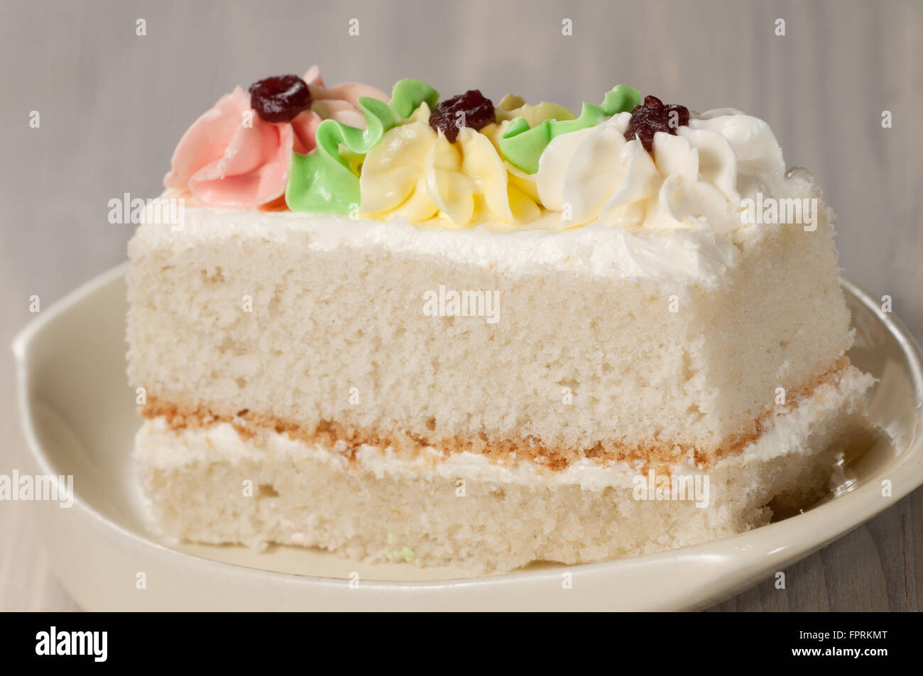 Angel cake aux fleurs crème, Close up Banque D'Images