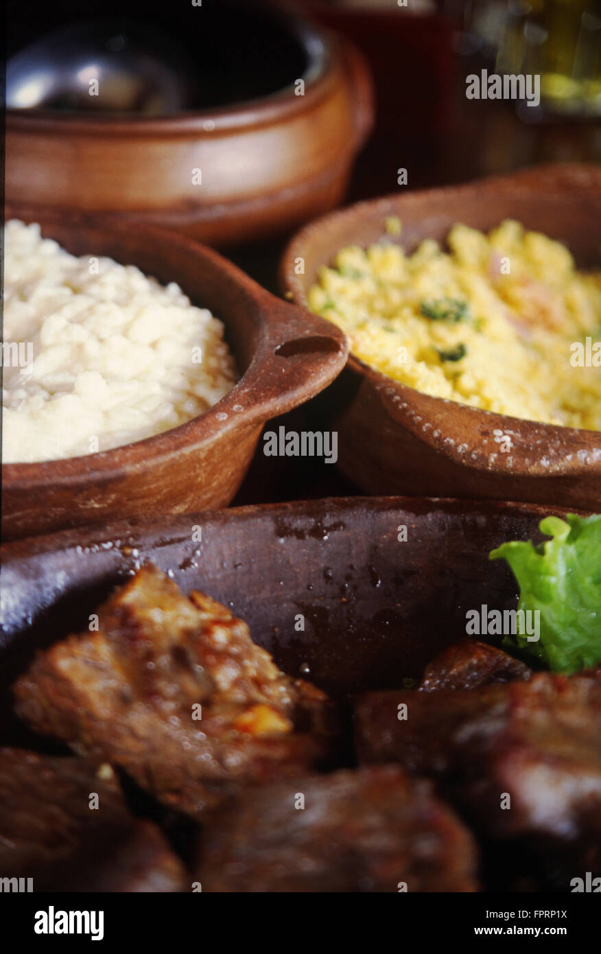 La nourriture brésilienne, farofa, rôti de boeuf, de riz et d'un assortiment de plats internationaux Banque D'Images