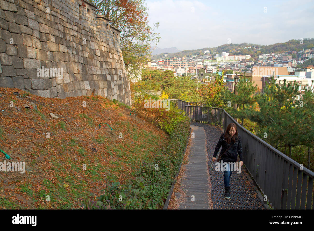 Sentier de randonnée le long du mur de la ville de Séoul Banque D'Images