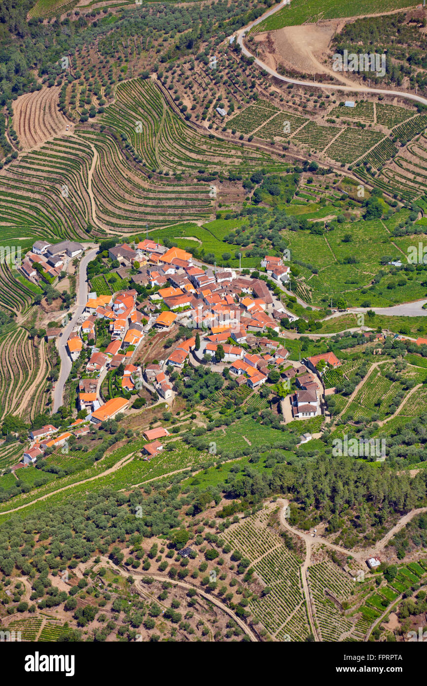 Géographie et voyages, Europe, Portugal, Alto Douro, vallée du Douro, village de la région viticole du Haut-Douro, vue aérienne de la ville médiévale de gagner Banque D'Images