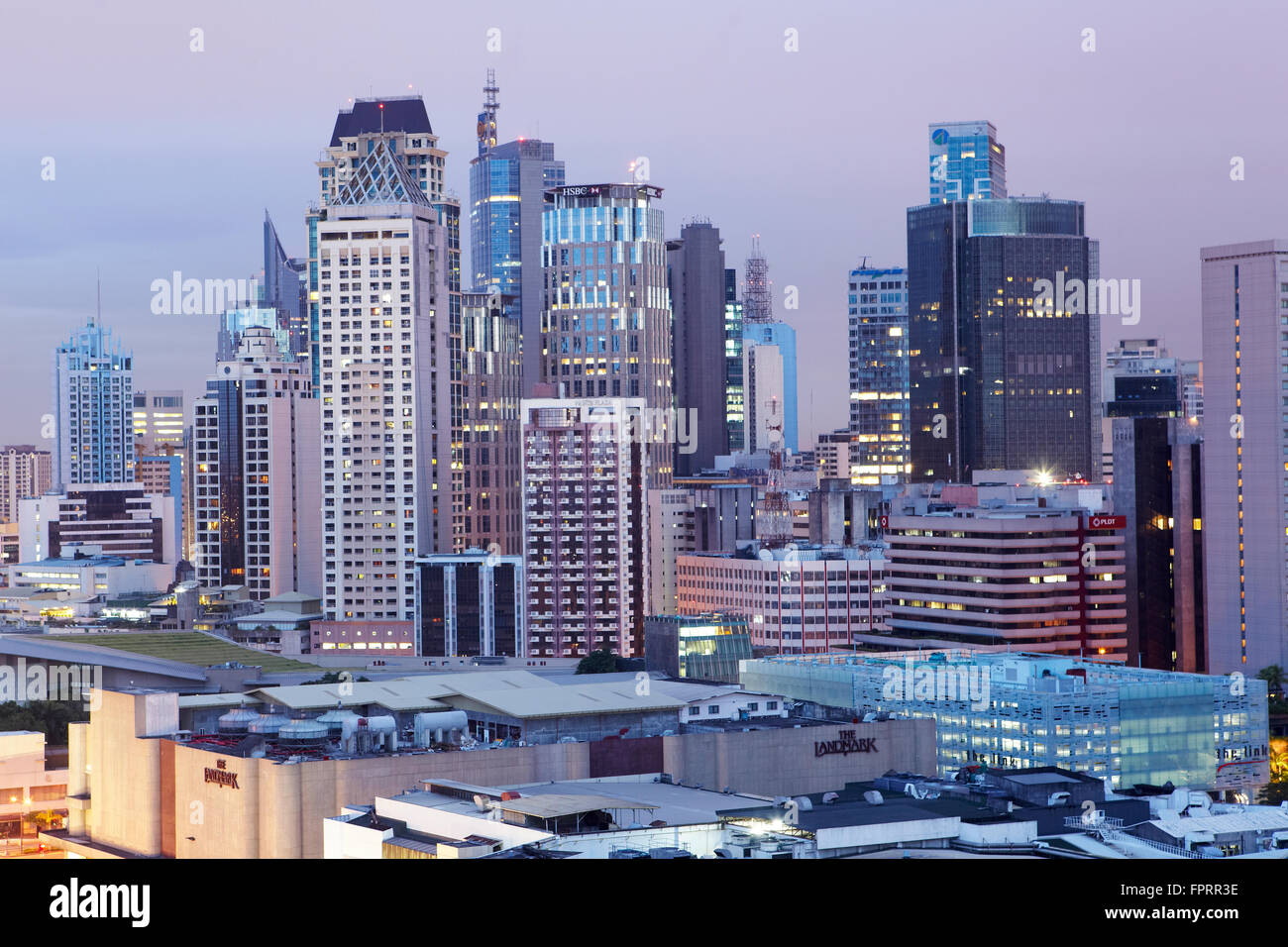 L'Asie, l'Asie de l'Est, Philippines, Manille, quartier des affaires de Makati, des gratte-ciel, ville, vue de nuit, les bâtiments illuminés Banque D'Images