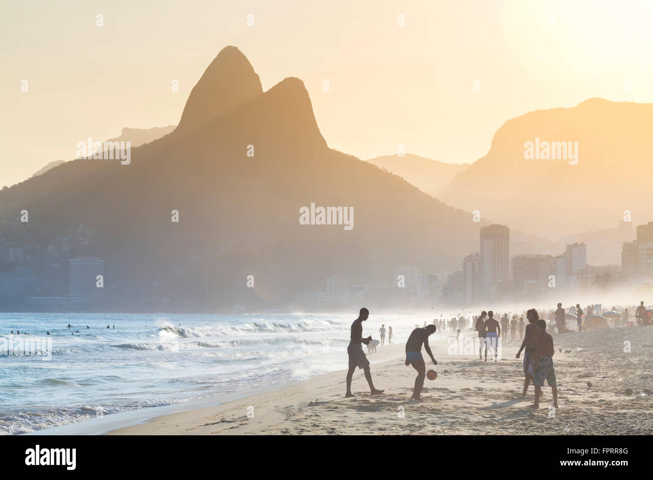 Voir des footballeurs sur Ipanema (premier plan) (arrière-plan) les plages de Leblon à Rio de Janeiro Banque D'Images