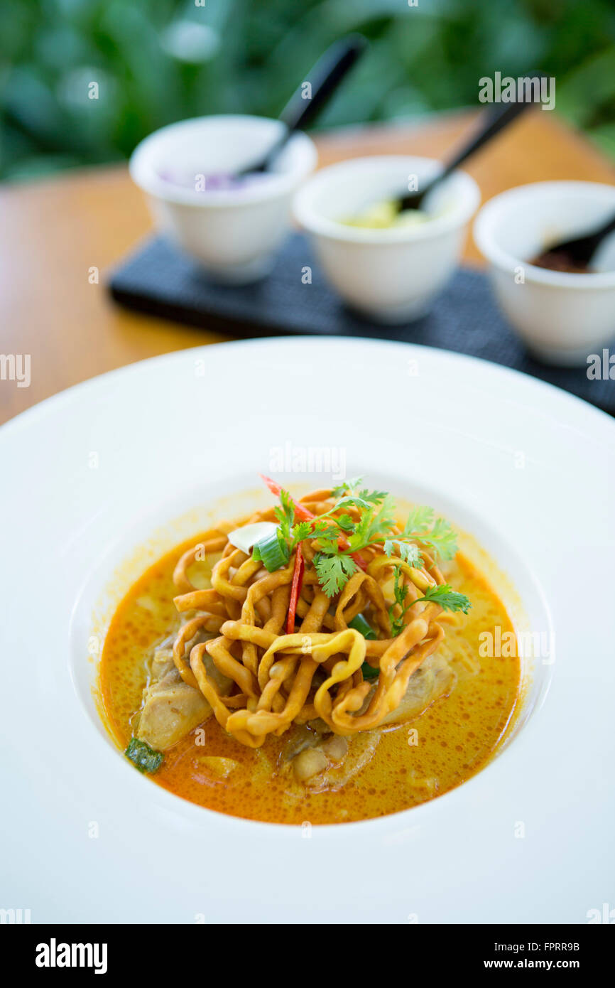 Thai nouilles dans une sauce au curry rouge Banque D'Images Thai nouilles dans une sauce au curry rouge Banque D'Images