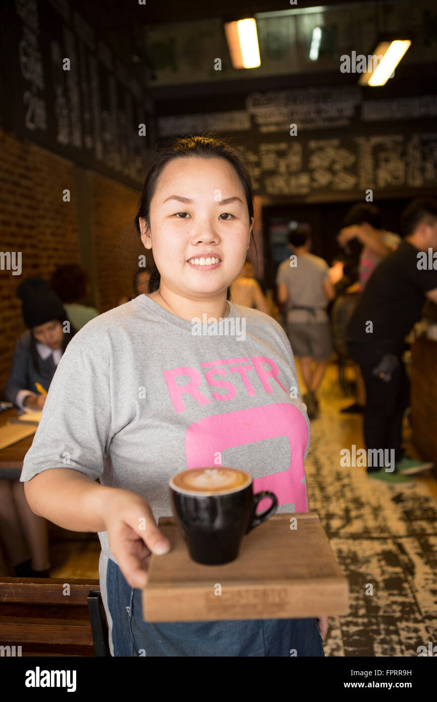 Barista au café à la mode de Ristr8to sur Nimmanhemin Road, Chiang Mai, Thaïlande Banque D'Images Barista au café à la mode de Ristr8to sur Nimmanhemin Road, Chiang Mai, Thaïlande Banque D'Images