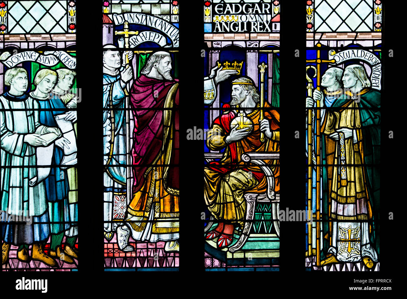 19e siècle vitrail montrant le couronnement du roi Edgar, l'abbaye de Bath. Edgar est le premier roi d'Angleterre, couronné en 973 par Saint Dunstan Banque D'Images