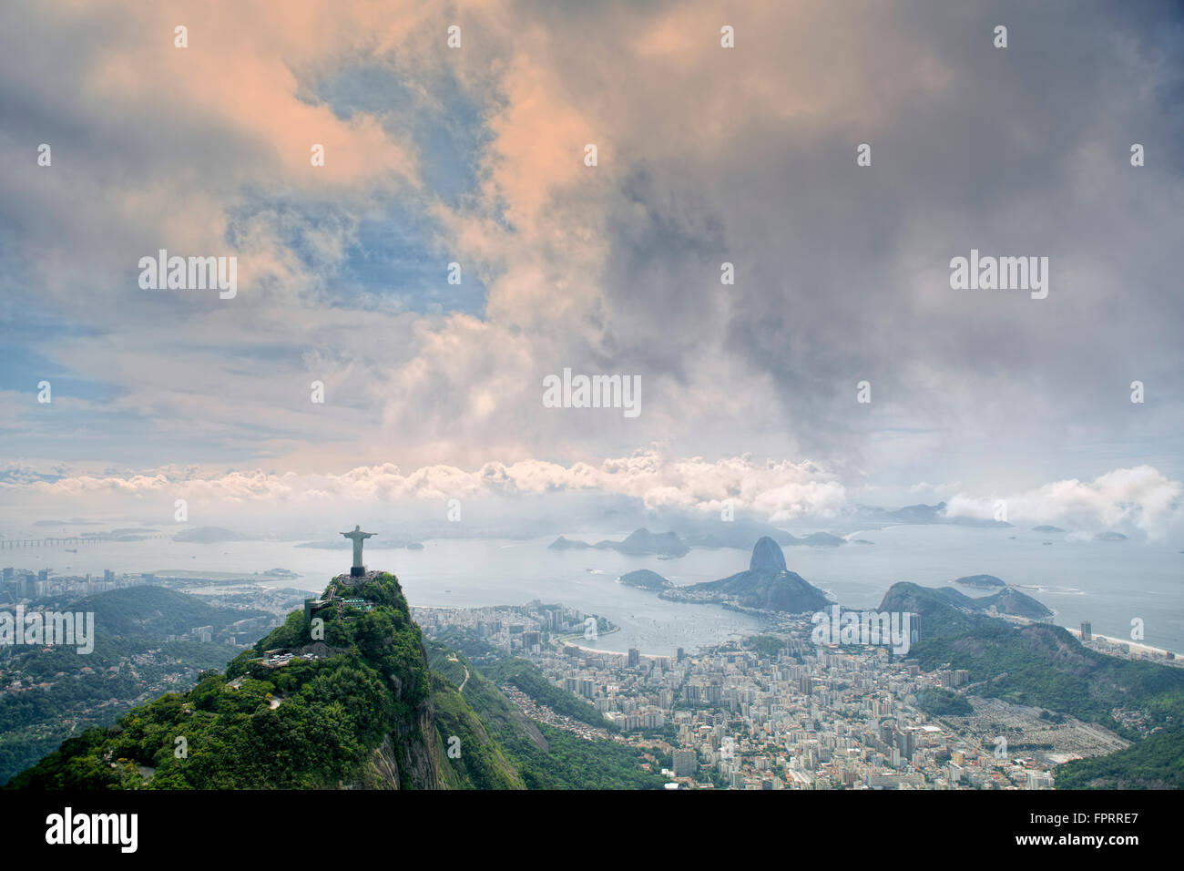 La ligne d'horizon de Rio de Janeiro sous des nuages spectaculaires avec espace de copie Banque D'Images