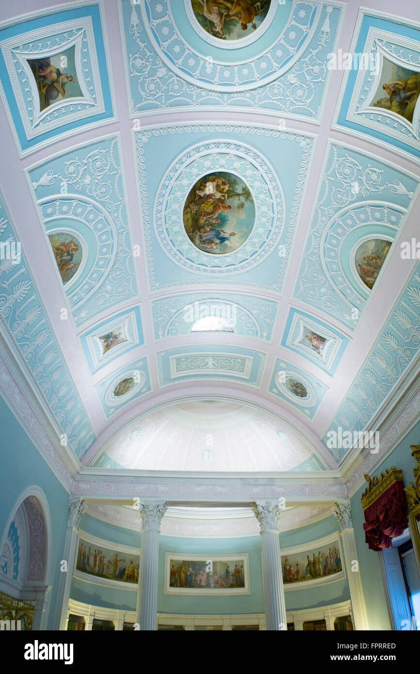 L'intérieur peint de la bibliothèque Robert Adam de Kenwood House, décoré dans le style baroque anglais, Hampstead Heath, Londres, Royaume-Uni Banque D'Images