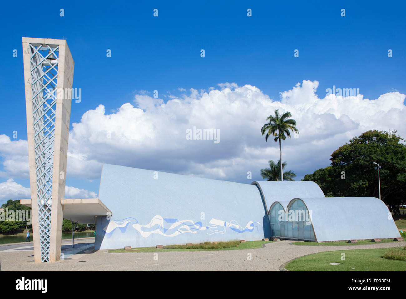 Eglise de Saint François d'assise (Sao Francisco de Assis) par Oscar Niemeyer dans les jardins de Roberto Burle Marx dans la banlieue de Pampulha, Belo Horizonte Banque D'Images