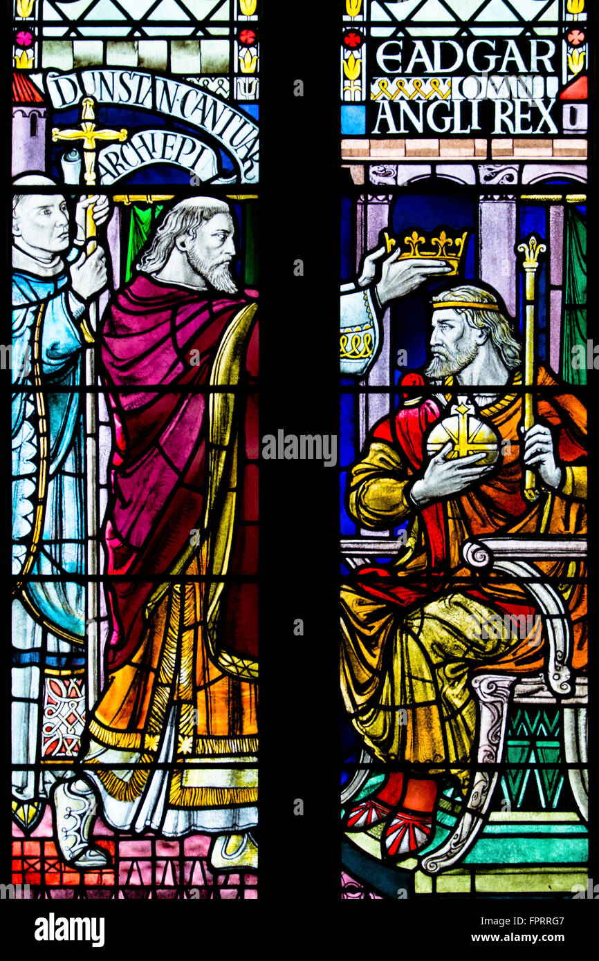 19e siècle vitrail montrant le couronnement du roi Edgar, l'abbaye de Bath. Edgar est le premier roi d'Angleterre, couronné en 973 par Saint Dunstan Banque D'Images