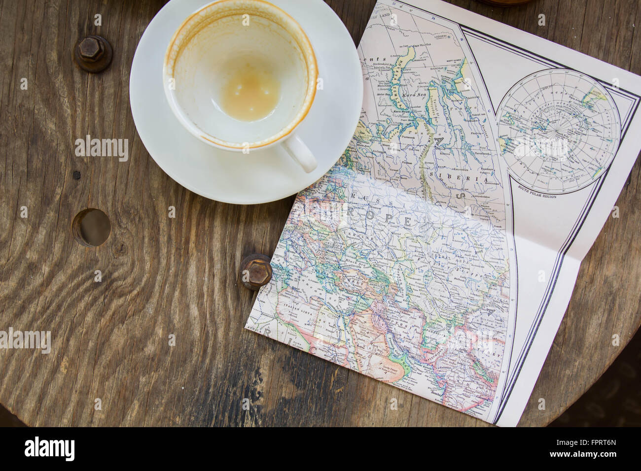 La tasse de café vide et l'ancien site, l'Europe et voyage - Vue de dessus Banque D'Images