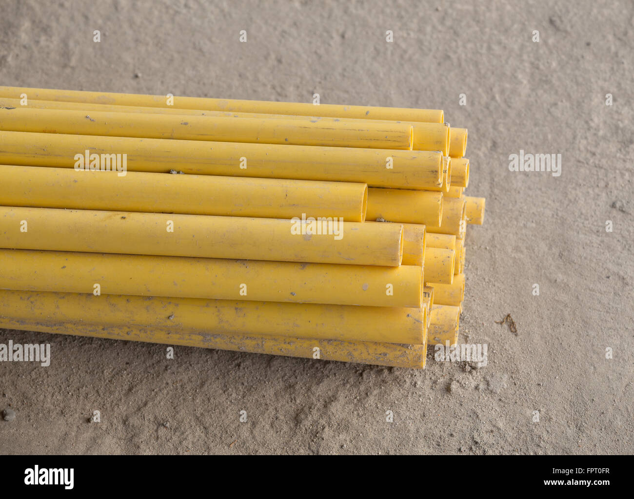 Les tuyaux en PVC jaune pour conduite électrique Banque D'Images