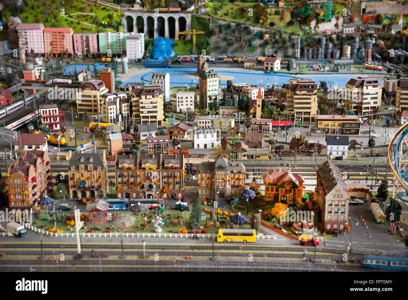 Jouet extravagant electric model railroad avec bâtiment de ville, maisons, paysages et autres figurines Banque D'Images