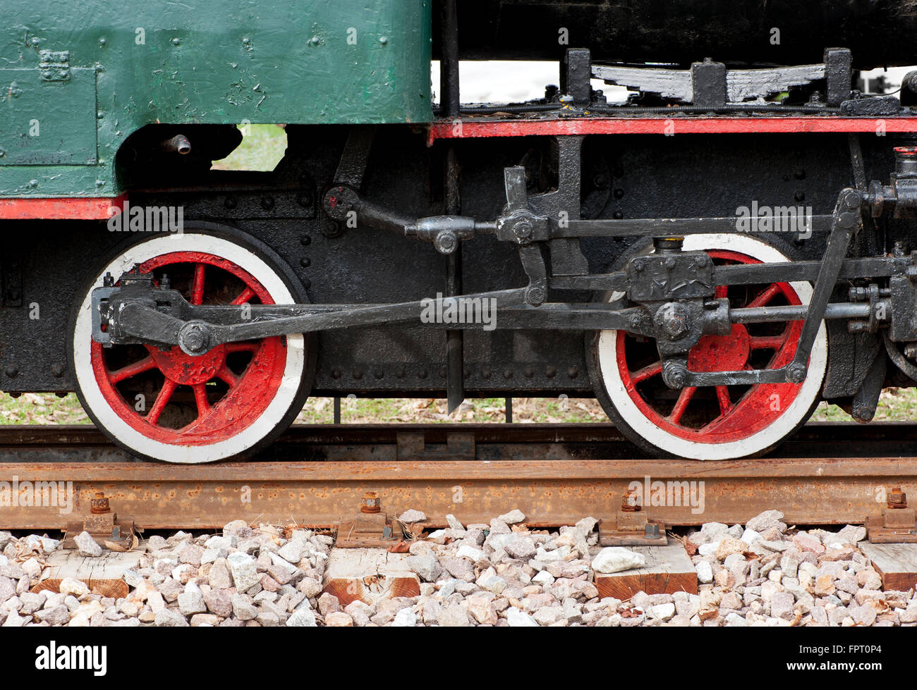 Rouge et blanc coloré vintage train wheels restauré et affichée à un rail ou musée des transports à une vue en gros plan Banque D'Images